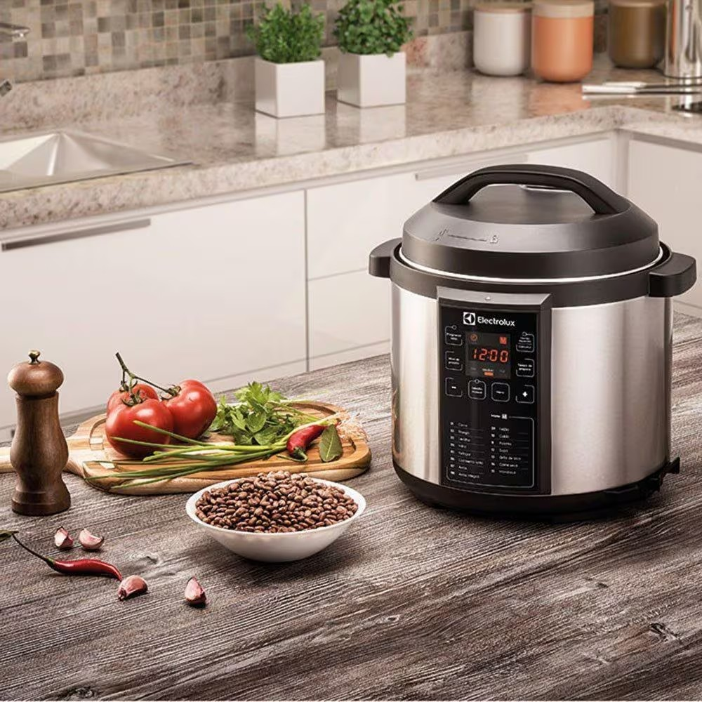 Panela pressão elétrica Electrolux digital capacidade 6L silenciosa segura 10 travas segurança 15 receitas pré programadas 3 níveis pressão PCC20 inox preto 127v por Rita Lobo - Exclusivo