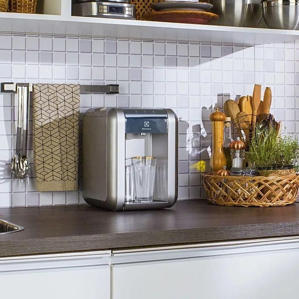 Purificador de Água Gelada Fria e Natural Elétrico Compacto Eletronico placa Electrolux cinza prata com Painel Touch Bivolt PE11X - Premium