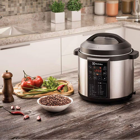 Panela pressão elétrica Electrolux digital capacidade 6L silenciosa segura 10 travas segurança 15 receitas pré programadas 3 níveis pressão PCC20 inox preto 127v por Rita Lobo - Exclusivo