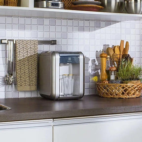 Purificador de Água Gelada Fria e Natural Elétrico Compacto Eletronico placa Electrolux cinza prata com Painel Touch Bivolt PE11X - Premium