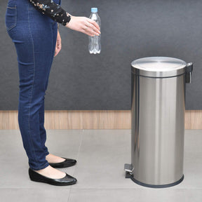 Lixeira Inox com Pedal Tramontina Brasil Plus com Acabamento Scotch Brite e Balde Interno Removível 30 L - Moderno